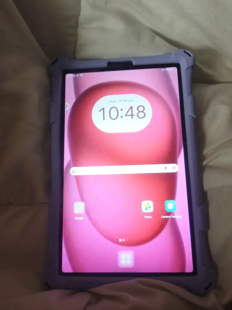 Tablet Lenovo con funda protectora - 1