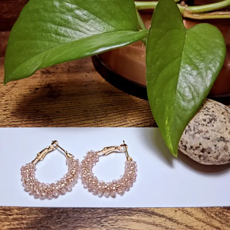 Aros de bisutería con cuentas rosadas