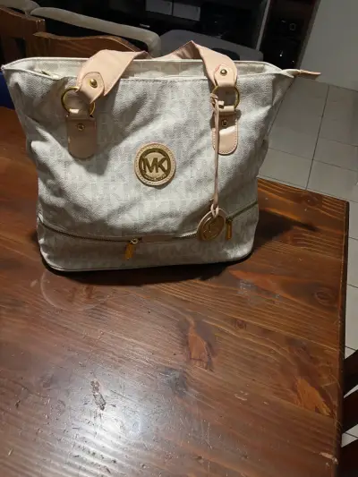 Bolso Michael Kors beige con detalles dorados - miniatura 1