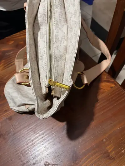 Bolso Michael Kors beige con detalles dorados - miniatura 2
