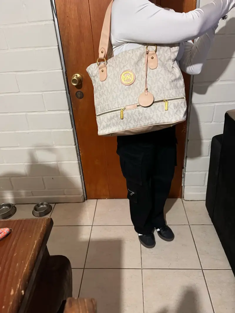 Bolso Michael Kors beige con detalles dorados - 3