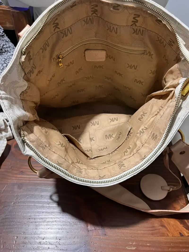Bolso Michael Kors beige con detalles dorados - 4