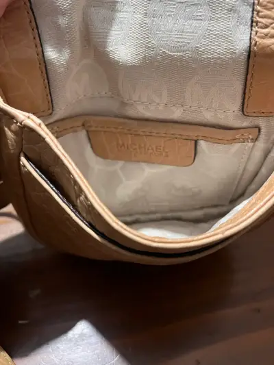 Bolso Michael Kors beige con detalles dorados - miniatura 5
