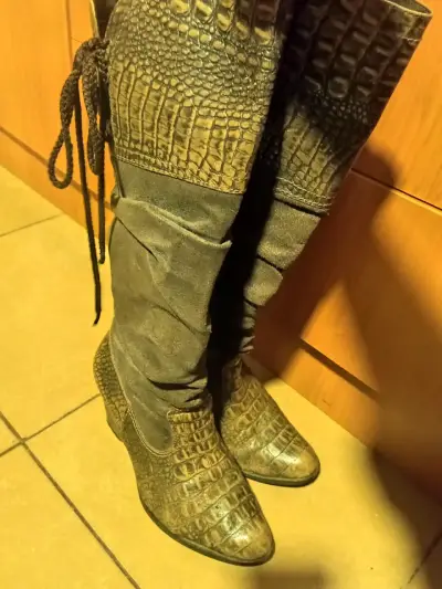Botas altas de cuero estilo cocodrilo - miniatura 1