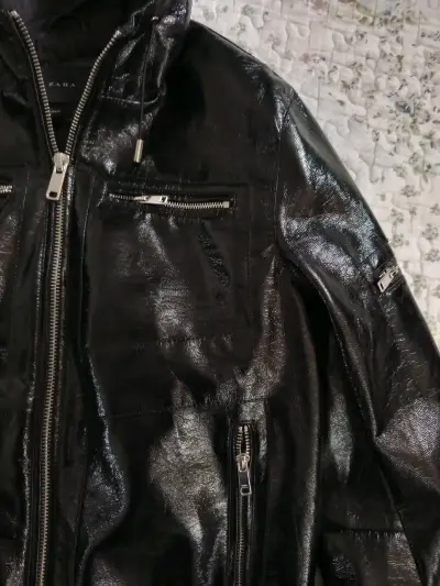 Chaqueta hombre Zara talla M negra con capucha - miniatura 2