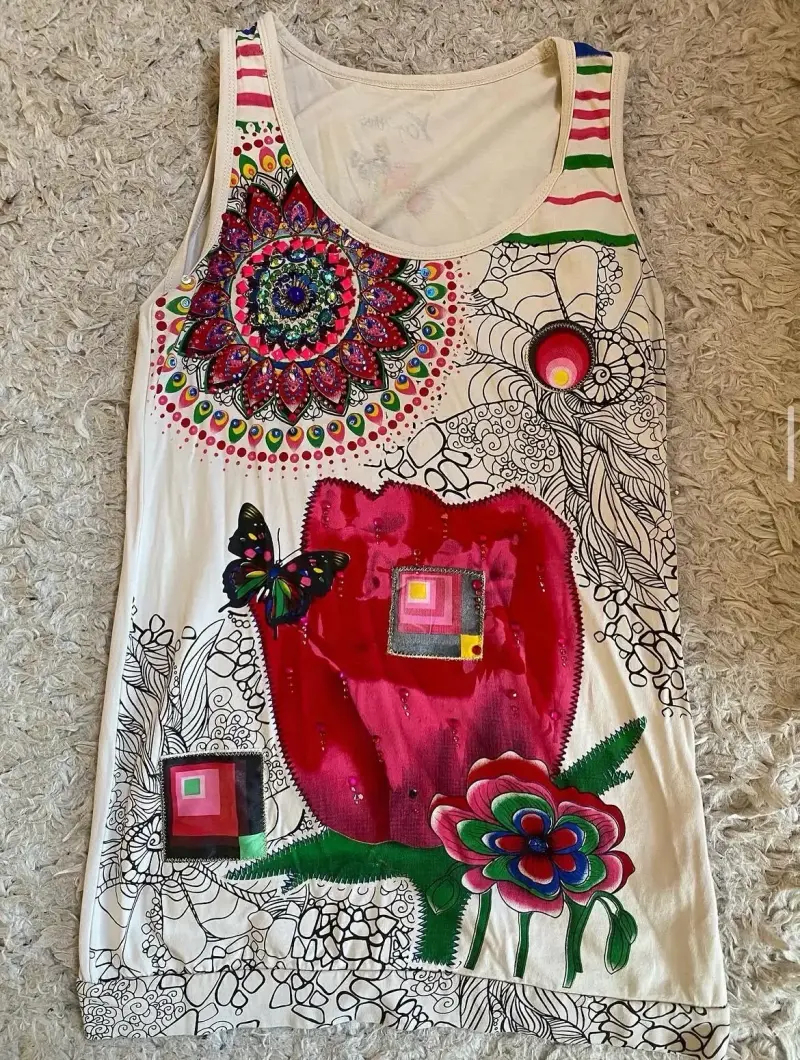 Polera sin mangas con diseño floral colorido