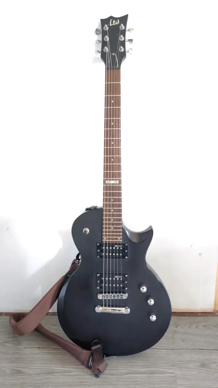 Guitarra eléctrica LTD negra con correa - 1