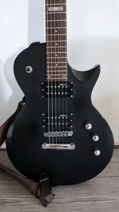 Guitarra eléctrica LTD negra con correa - miniatura 2
