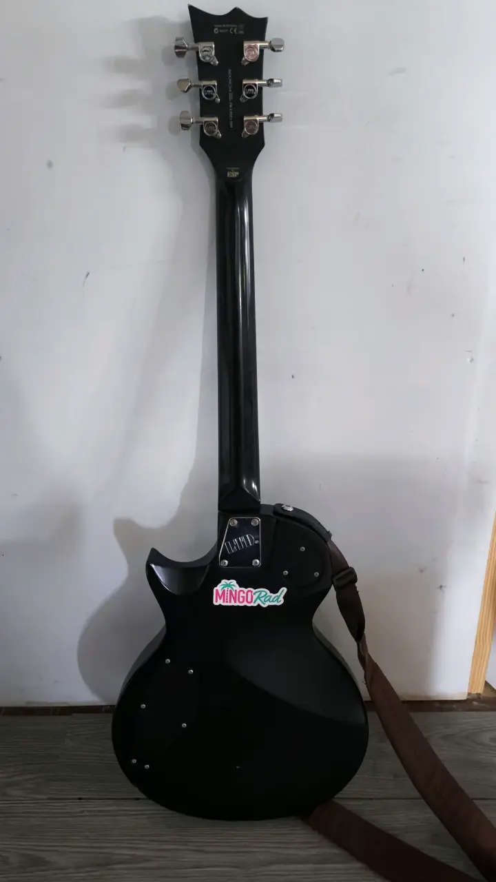 Guitarra eléctrica LTD negra con correa - 3