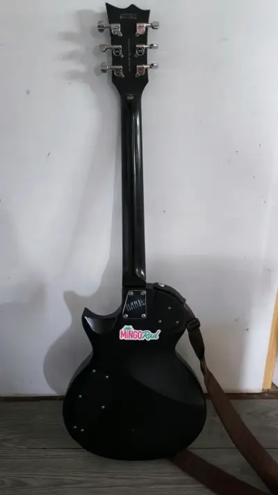 Guitarra eléctrica LTD negra con correa - miniatura 3