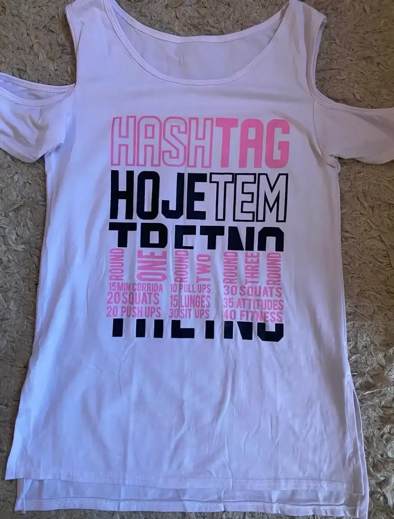 Polera deportiva con diseño motivacional