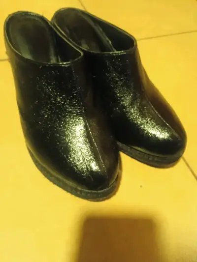 Zuecos de cuero negro para mujer - miniatura 1