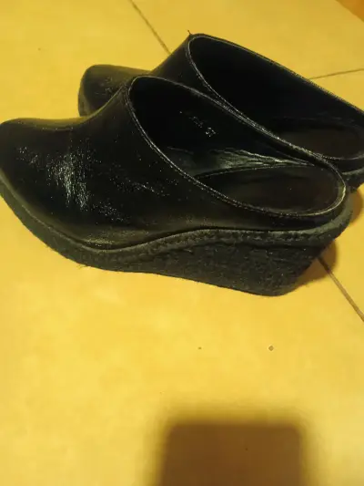 Zuecos de cuero negro para mujer - miniatura 2