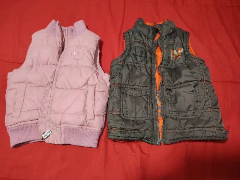 Chalecos acolchados para niños en rosa y gris