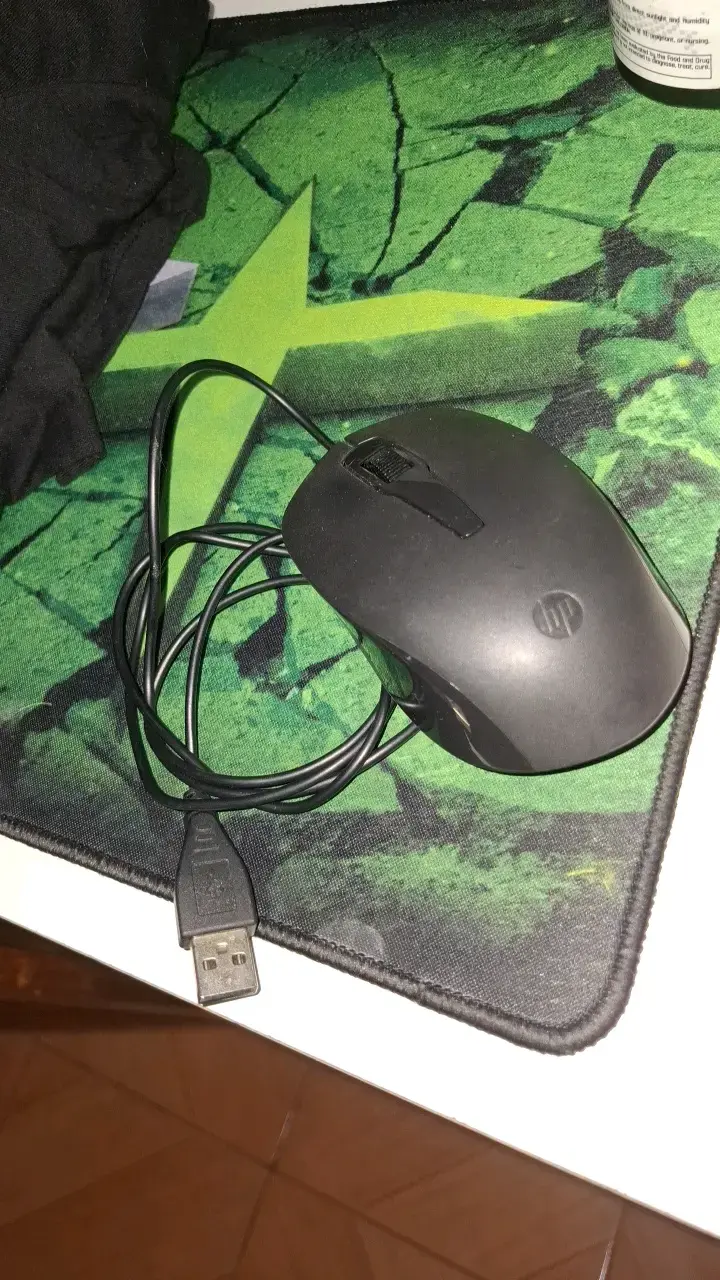Mouse HP con cable USB en buen estado