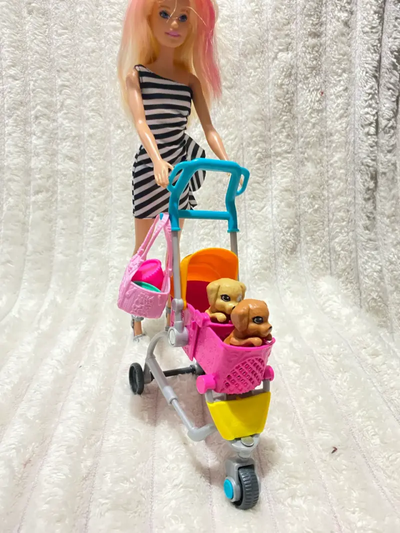 Barbie con coche de perritos - 1