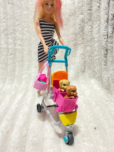 Barbie con coche de perritos - miniatura 1