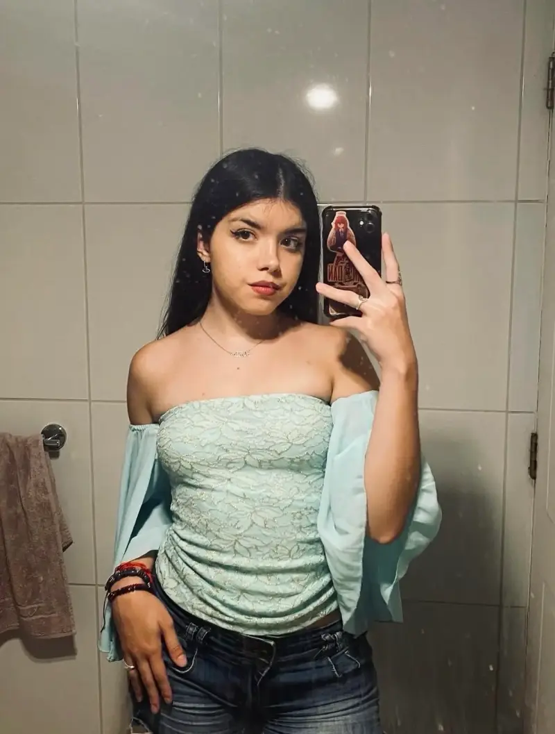 Blusa strapless de encaje celeste - 1