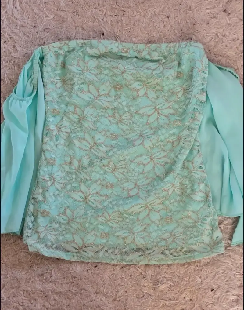 Blusa strapless de encaje celeste - 2