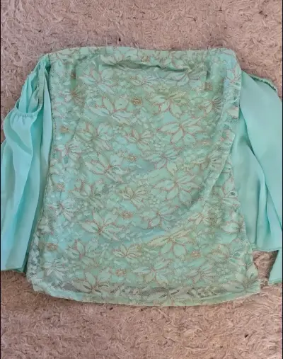 Blusa strapless de encaje celeste - miniatura 2