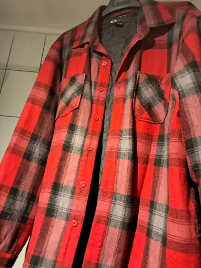 Chaqueta Camisa de franela a cuadros roja y negra - miniatura 1
