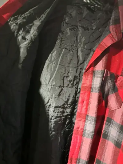 Chaqueta Camisa de franela a cuadros roja y negra - miniatura 3