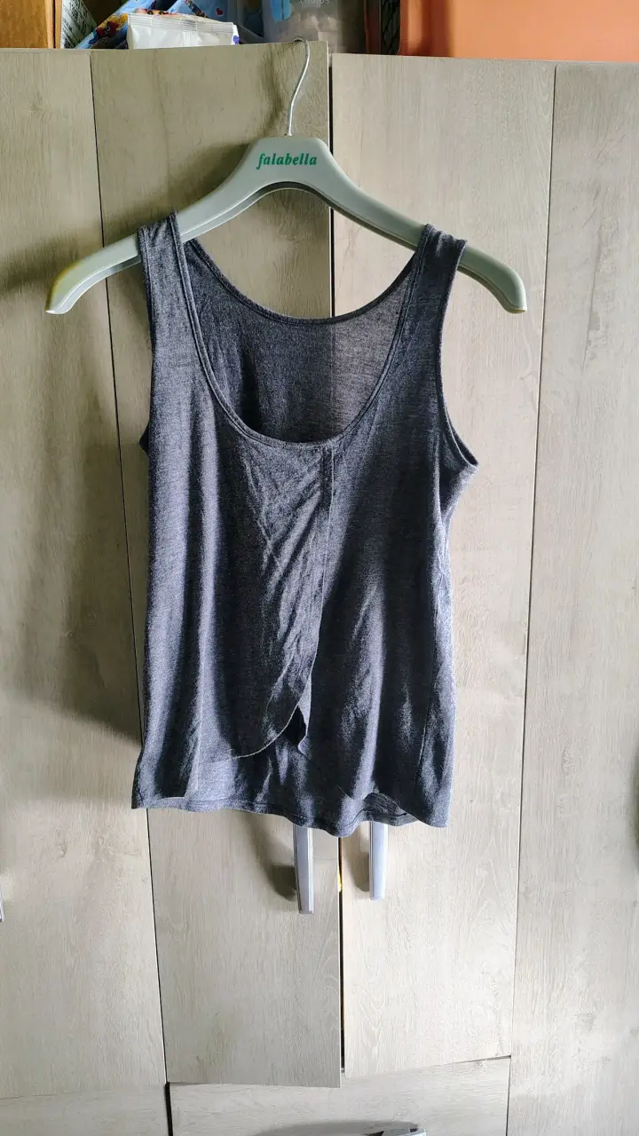 Polera sin mangas gris
