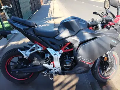 Moto deportiva Loncin 150cc negra - miniatura 1
