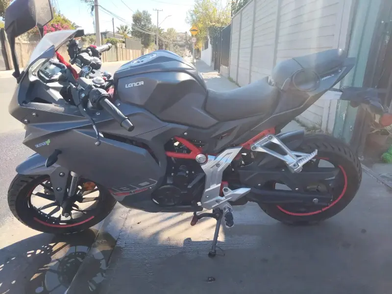 Moto deportiva Loncin 150cc negra - 4