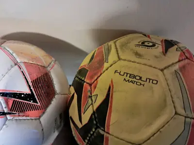 2 Balón de futbolito puma y mitre - miniatura 1