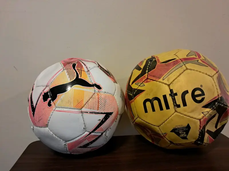 2 Balón de futbolito puma y mitre - 2