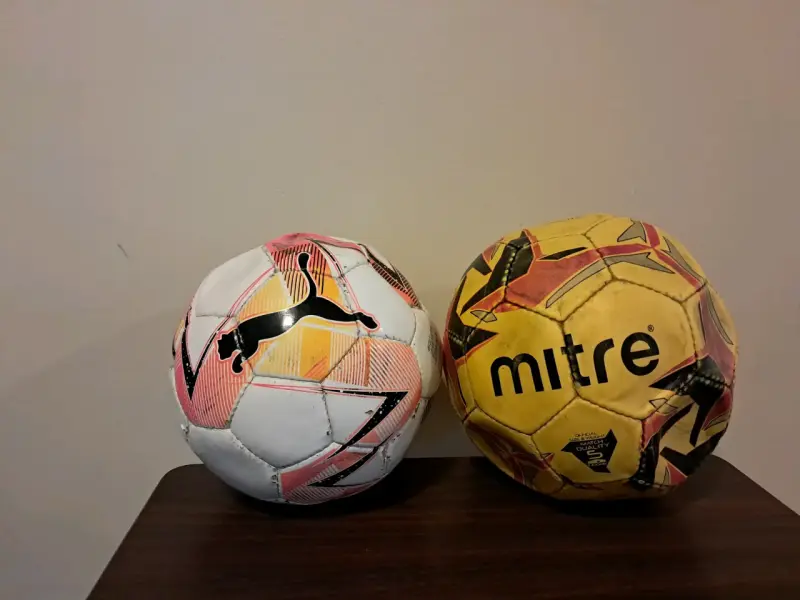 2 Balón de futbolito puma y mitre - 3