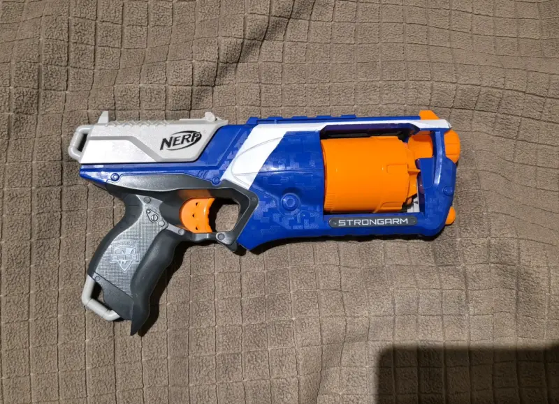 Lanzador Nerf Strongarm Elite azul y naranja