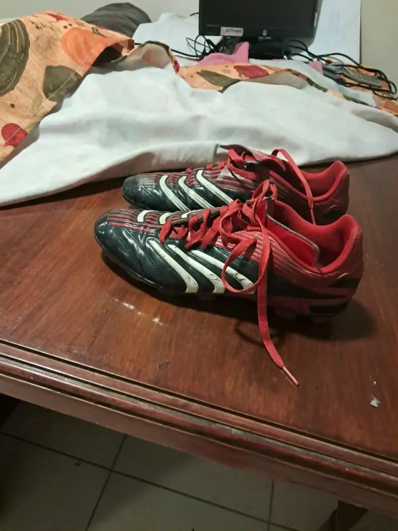 Zapato de futbol adidas ojas talla 9.5 US - 2