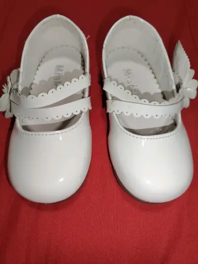 Zapatos de bebé blancos con flor decorativa - miniatura 1