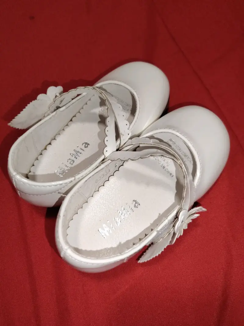 Zapatos de bebé blancos con flor decorativa - 2