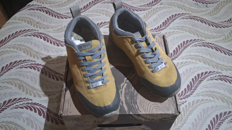 Zapatillas Upp amarillo con cordones grises - 1
