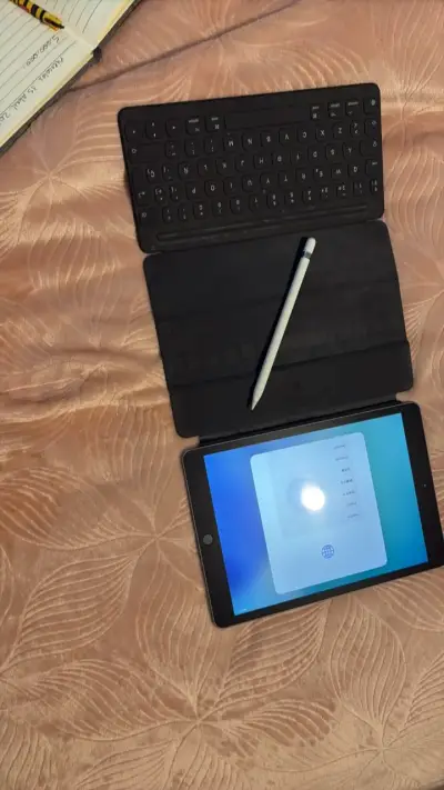 iPad con teclado original y Apple Pencil - miniatura 2