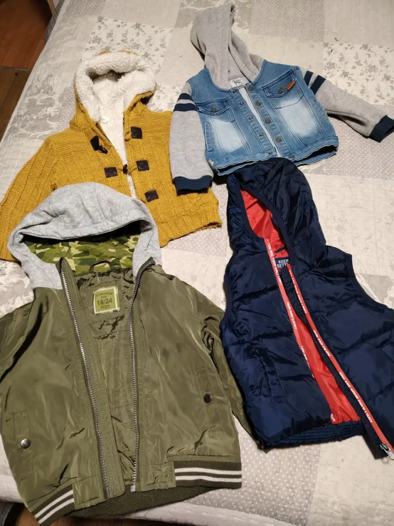 Lote de chaquetas y chalecos para niños