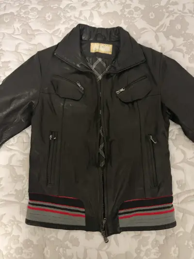 Chaqueta de cuero negra con cierre - miniatura 2