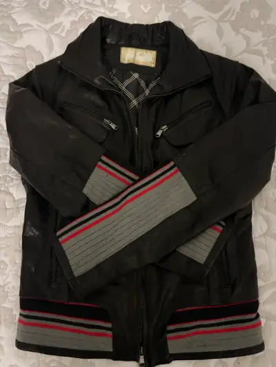 Chaqueta de cuero negra con cierre - miniatura 3
