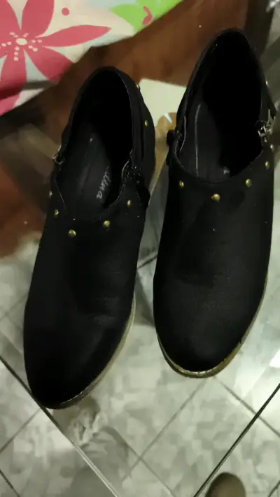 Zapatos negros con tachas doradas - miniatura 1