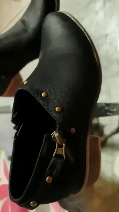Zapatos negros con tachas doradas - miniatura 2
