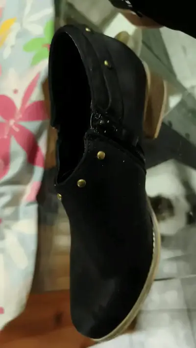 Zapatos negros con tachas doradas - miniatura 3
