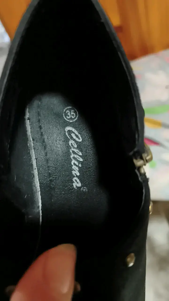 Zapatos negros con tachas doradas - 4