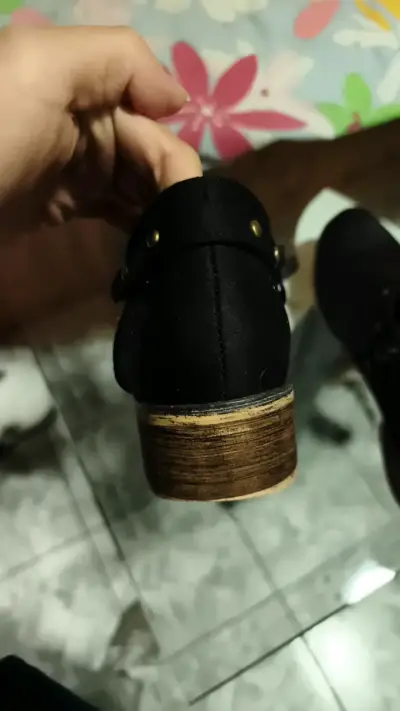 Zapatos negros con tachas doradas - miniatura 5