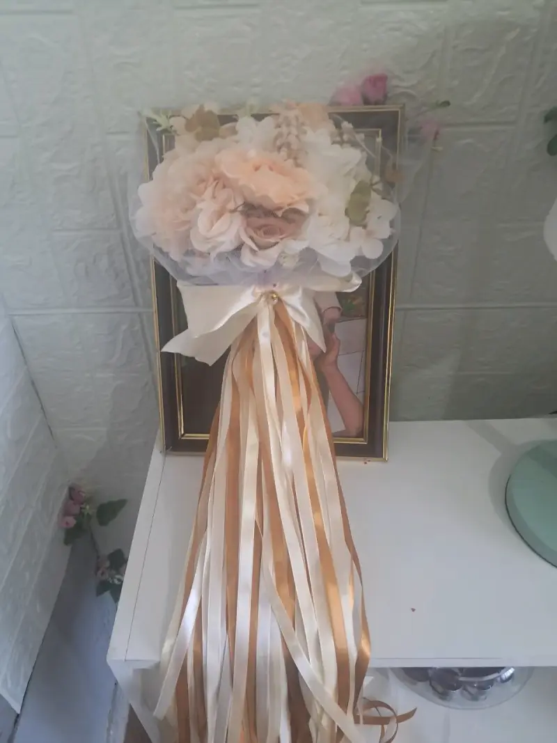 Ramo de flores artificiales con cintas decorativas