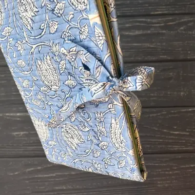 Funda de tela celeste con diseño floral - miniatura 1