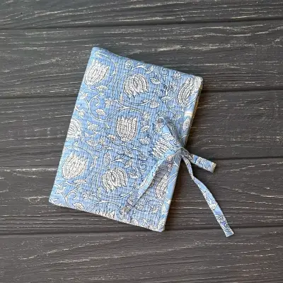 Funda de tela celeste con diseño floral - miniatura 2