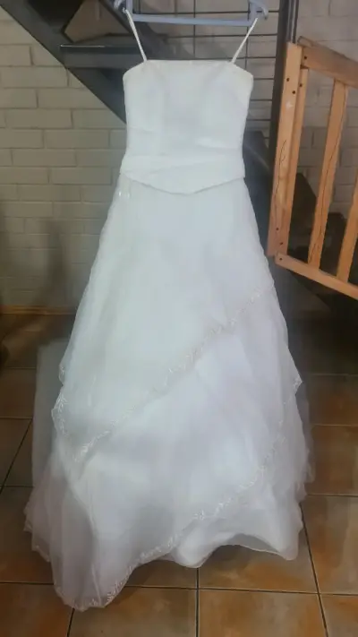 Vestido de novia blanco con cola larga - miniatura 1